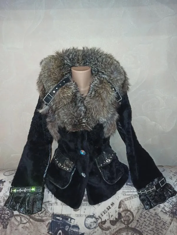 Короткая шуба, меховая куртка, мутон и чернобурка,сваровски