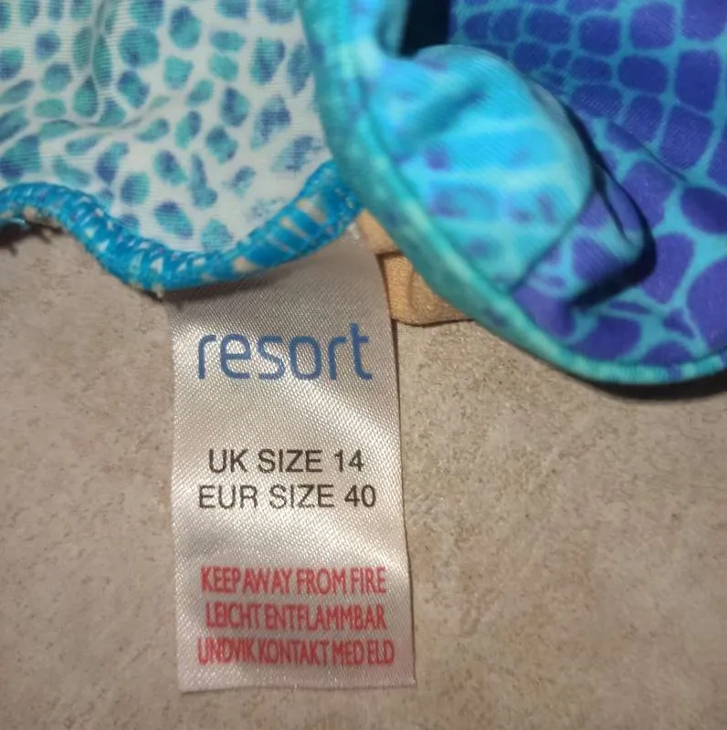 Женский сдельный купальник фирма resort, утяжка, чашечки, 12-14